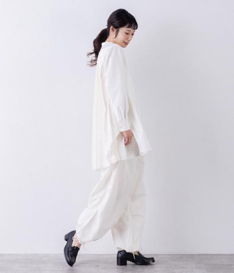 見返りプリーツロングシャツ｜オフホワイト